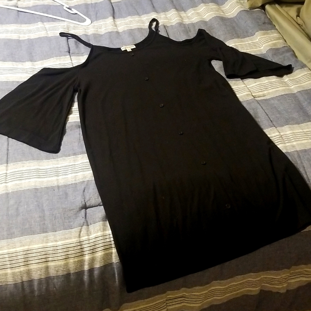 🖤3/$20🖤 Cold Shoulder, Belle Sleeve, Button Accent Dress